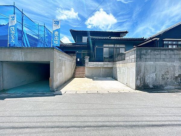 【リフォーム済】駐車場は3台駐車可能です。