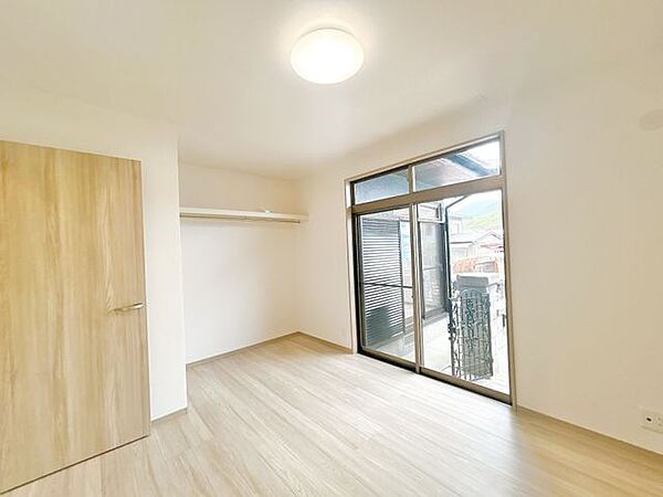 【リフォーム済】1階東側6帖洋室です。フローリング張り、クロス張り、建具交換、照明交換を行います。