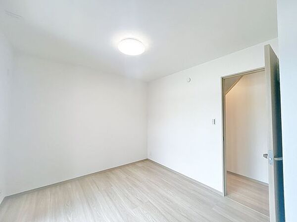 【リフォーム済】1階5.5帖洋室です。フローリング張り、クロス交換、建具交換、照明交換を行いました。