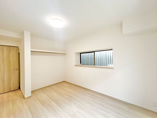 【リフォーム済】1階北東側6帖洋室です。フローリング張り、クロス交換、建具交換、照明交換を行いました。