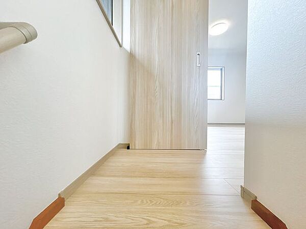 【リフォーム済】2階廊下です。フローリング張り、クロス交換、照明交換を行いました。