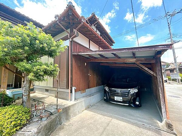【11月下旬リフォーム完了予定】こちらの車庫は解体して広く車を停めやすいようになります。
