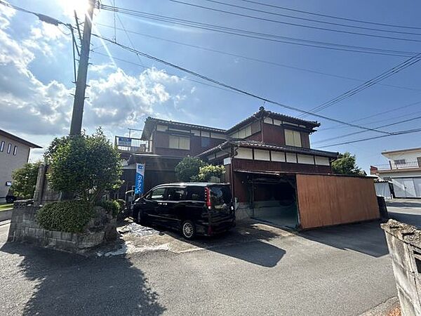 【11月下旬リフォーム完了予定】現在のお庭を解体し、車を停めやすくします。外構工事が完了後は車3台転写可能になる予定です。