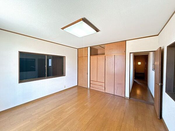 【11月下旬リフォーム完了予定】2階南側の部屋の写真です。建具交換、クロス張り、フローリング張りを行う予定です。