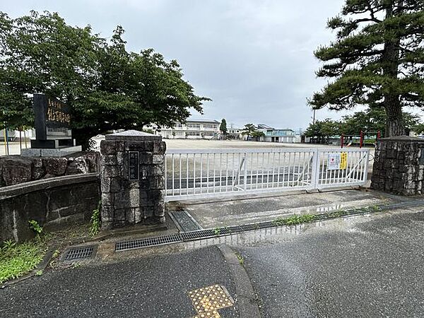 セブンイレブン甘木インター店 【小学校】馬田小学校まで約1000ｍです。