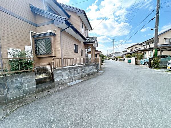 【前面道路】前面道路は大きな車でも通行しやすい広さです。前面道路が広いとバック駐車も停めやすいですね。