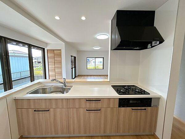 【キッチン】ハウステック製の新品に交換しました。引出が4つの嬉しい多収納タイプ。天板は熱や傷にも強い人工大理石仕様なので、毎日のお手入れが簡単です。