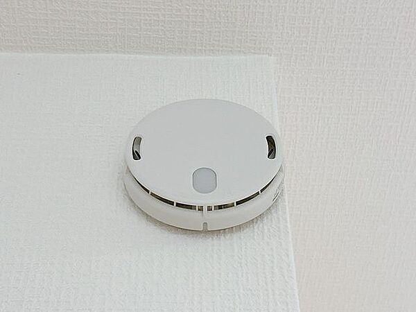【同仕様写真】全居室に火災警報器を新設します。キッチンには熱感知式、その他のお部屋や階段には煙感知式のものを設置し、万が一の火災も大事に至らないように備えます。電池寿命約10年です。