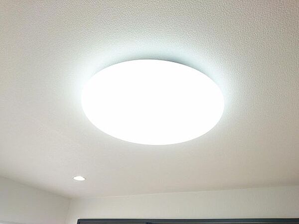 【同仕様写真】各居室の照明器具は新品交換します。照明器具は設置した状態でお引渡しを致しますのでお客様が別途ご購入いただく必要はございません。