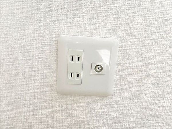 【同仕様写真】全居室にコンセントとTVジャックを設置します。現状コンセントが足りない箇所には必要に応じて増設も行います。生活してみないと気付かない部分もカバーしています。