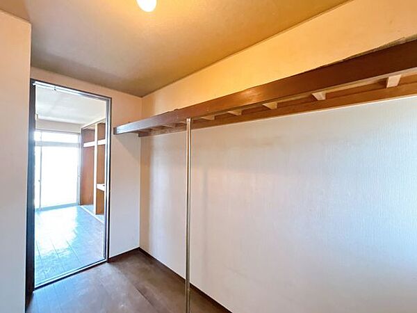 【リフォーム中】ウォークインクローゼットです。左側の枕棚は新品に交換し、クロス張替、フローリング重ね張りを行う予定です。