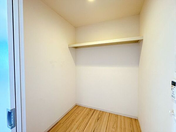 2階納戸です。収納が多くて困りませんね。