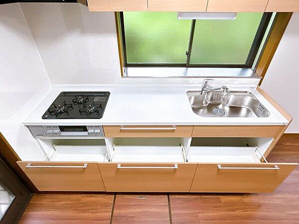 【リフォーム済】キッチンは新品交換しました。幅約255cmと広々しています。収納は引き出し式で、奥の調理器具まで取り出しやすい構造です。