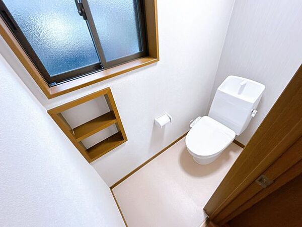 【リフォーム済】トイレは1階と2階にあります。ご家族で暮らすにはうれしい仕様ですね。両方とも新品に交換、床・壁クロス張替え。清潔な印象に仕上げています。