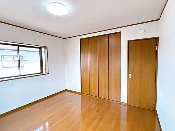 【リフォーム済】二階の居室はすべてクロスを張り替えています。また、各室2面採光で、時間帯により室内に明るさを取り込みやすいです。