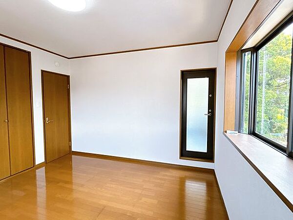 【リフォーム済】ベランダにつながる、洋室別角度写真です。2部屋と繋がっているため、布団や衣類の出し入れがスムーズです。