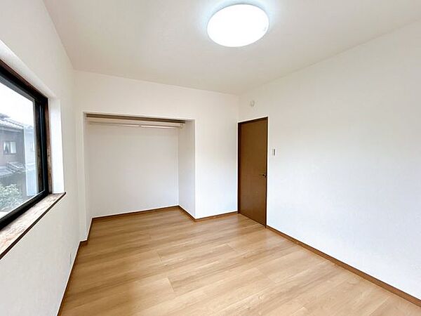 【リフォーム済】2階洋室は床はフローリングで仕上げて、壁・天井クロス張替えを行いました。