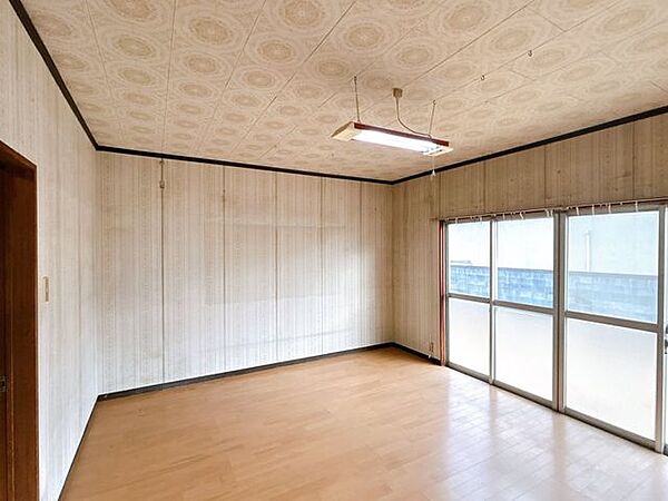 【リフォーム中】約10帖の洋室です。クロス張替、フローリング重ね張りを行います。
