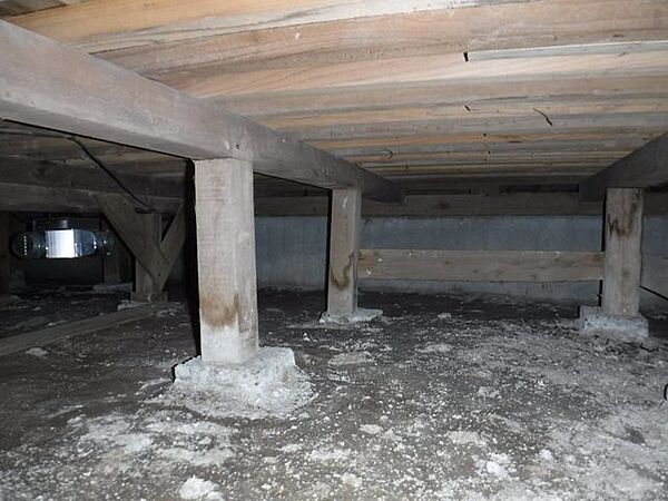 中古住宅の3大リスクである、雨漏り、主要構造部分の欠陥や腐食、給排水管の漏水や故障を2年間保証します。その前提で床下まで確認の上でリフォームし、シロアリの被害調査と防除工事もおこないます。