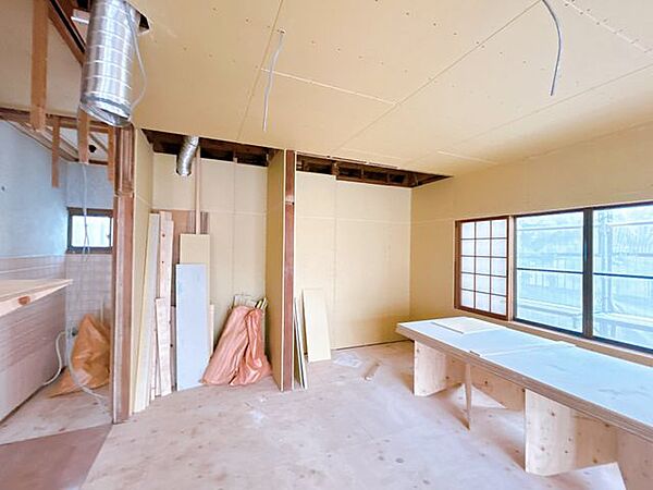 【リフォーム中】キッチン後ろには冷蔵庫スペースをしっかり確保します。