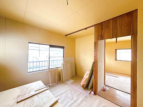 【リフォーム中】2階約6帖洋室です。クロス張替、フローリング重ね張りを行います。