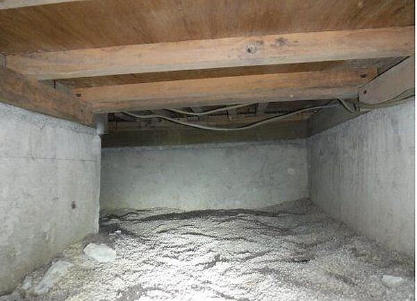 中古住宅の3大リスクである、雨漏り、主要構造部分の欠陥や腐食、給排水管の漏水や故障を2年間保証します。その前提で床下まで確認の上でリフォームし、シロアリの被害調査と防除工事もおこないます。