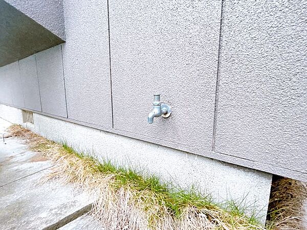 屋外水栓です。お家で洗車できますね。
