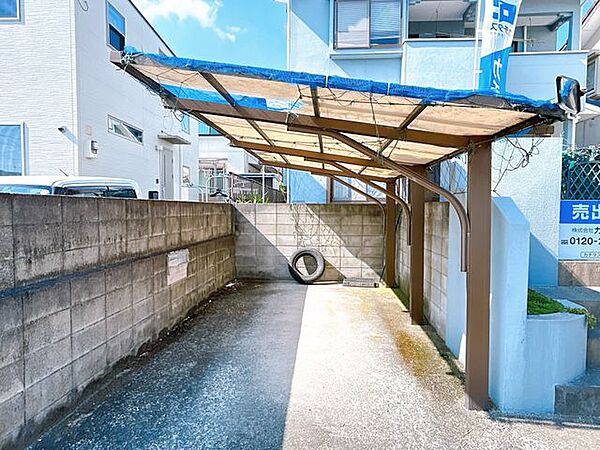 【リフォーム中】駐車場です。カーポートは撤去します。