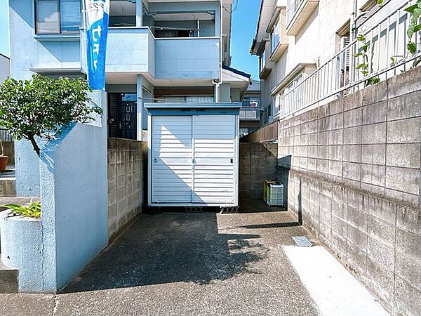 【リフォーム中】駐車場です。簡易物置は撤去します。