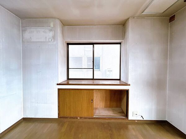 【リフォーム中】こちらの棚は撤去し、テレビを置くスペースを作ります。