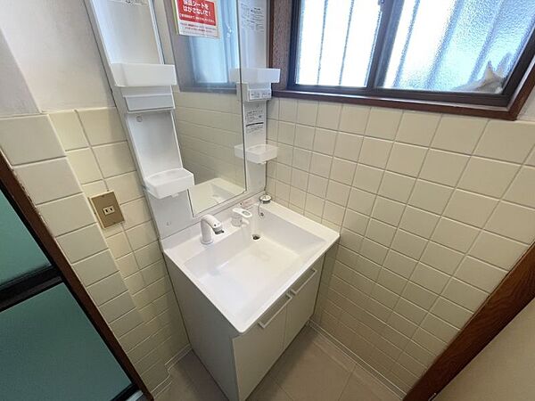 リフォーム済み洗面台。鏡横にスキンケア用品や歯ブラシなど置けて便利です◎