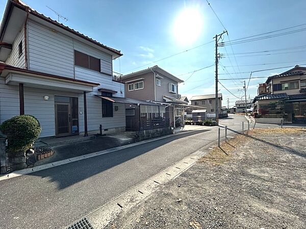 前面道路は交通量が少なく見通しが良いので車の出入りもしやすく安心です♪