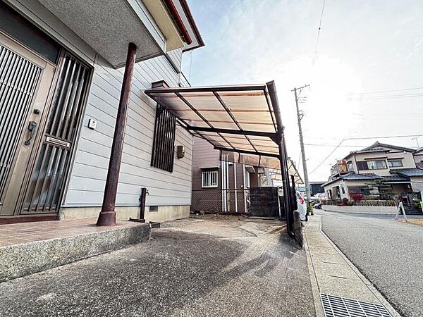 屋根付きの駐車スペースあり！雨の日の乗り降りも慌てず安心です♪