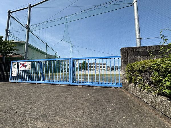 鷺山小学校まで　1194m　徒歩約15分●【校訓】たくましい鷺山の子　・思いやる心　・考える力　・じょうぶな体