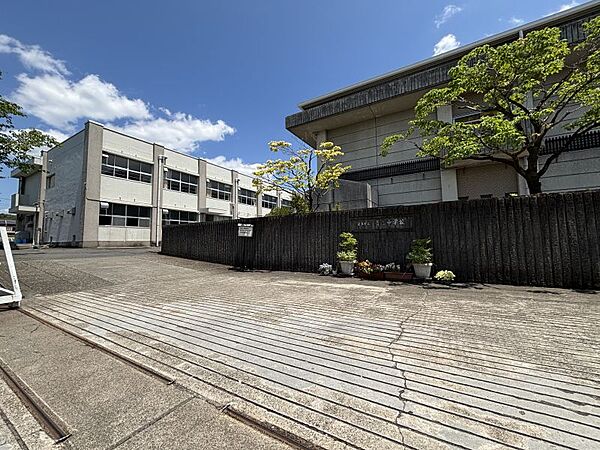 青山中学校まで　937m　徒歩約12分●【教育目標】生活を見つめ自ら創り出す　ー幸せな人生とよりよい社会－　～自立・協働・貢献～