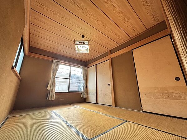 和室には押入あり！お布団もすっきり片付けることができます♪