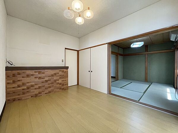 和室に隣接する洋室。令和8年4月に洋室フローリング張替済み♪快適に過ごせます。