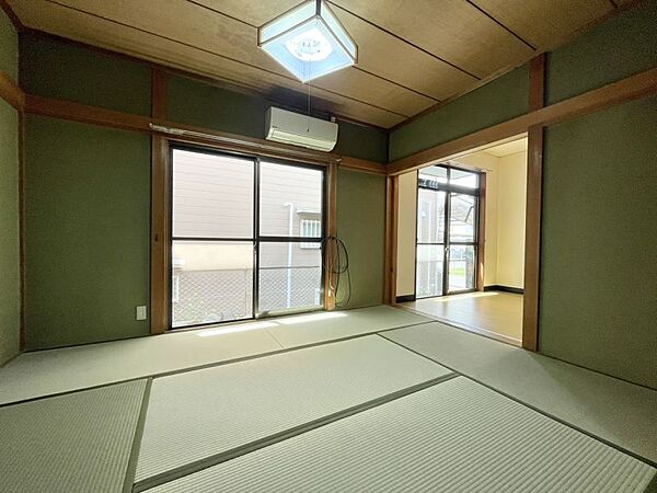 南から陽が差し込む明るい空間です。