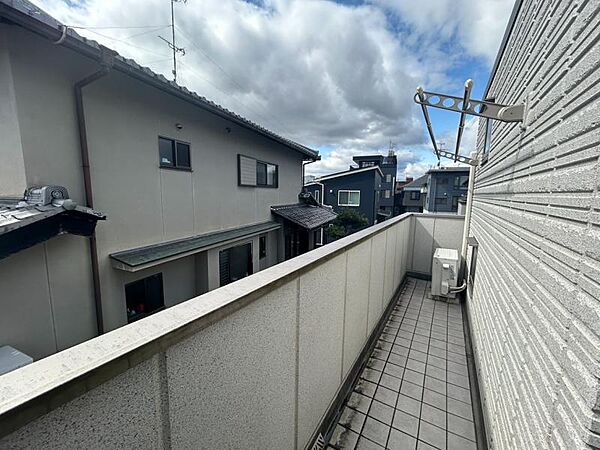 南面のバルコニーはご家族の洗濯物をたっぷりと干すことができます