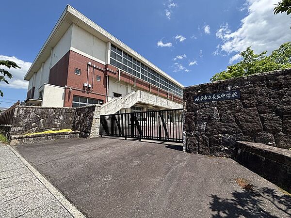 長良中学校まで　938m　徒歩約12分●【教育目標】「（本質を）みぬき　（可能性に）挑み　（生活を）拓く」
