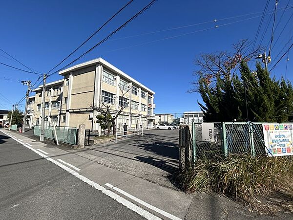 三里小学校まで209m　徒歩約3分　【教育目標】豊かな心をもち、生き生きと活動する子