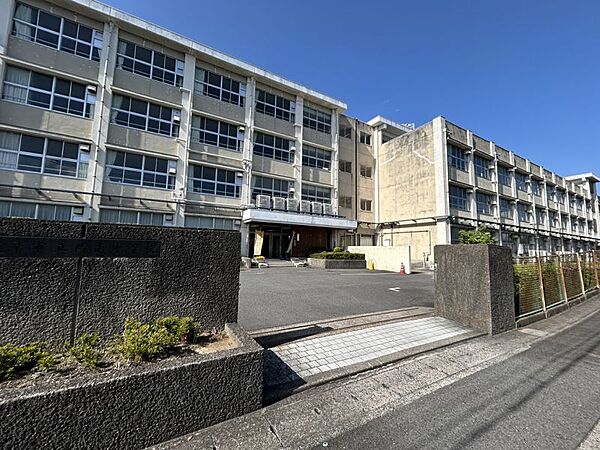 陽南中学校まで441m　徒歩約6分　【教育目標】○課題に向かって主体的に学習に取り組む生徒「わかる」○ねばり強く心身を鍛える生徒「やりきる」○思いやりの心をもって仲間と協力できる生徒「助けあう」