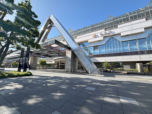 岐阜駅まで1979m　徒歩約25分　東海道本線と高山本線の分岐駅で岐阜市に位置しています。名古屋駅からは電車で約20分と交通の要所です。駅周辺は商業施設が充実しています。
