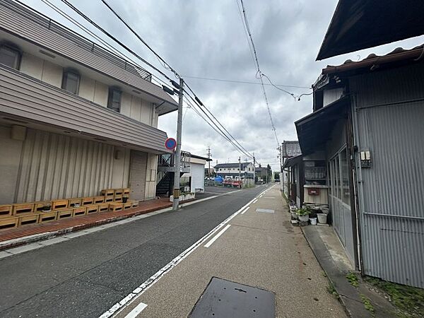 南西側公道幅員約5.9ｍ～約6.2ｍ。見通しの良い道路です。