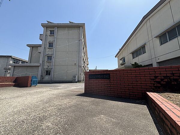 市橋小学校まで　875m　徒歩約11分●【教育目標】かがやき　生きぬく　～かんがえ・がんばり・やさしく・きょうりょく～