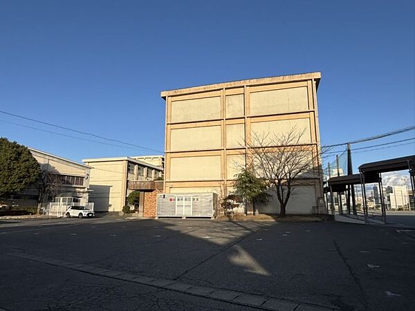 精華中学校まで　549m　徒歩約7分●【教育目標】「自律・貢献・創造」【経営方針】よりよい人生を切り拓くために、自分自身やまわりの状況を理解し、主体的に行動する生徒の力を育成します。