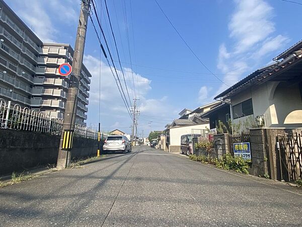 見通しの良い直線道路。毎日の駐車も安心です！