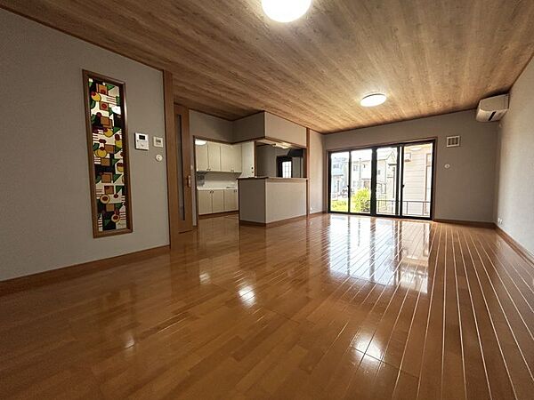 広々20.5帖のLDKは南面の大きな窓からたっぷりと日光が入りリビングを明るく照らします