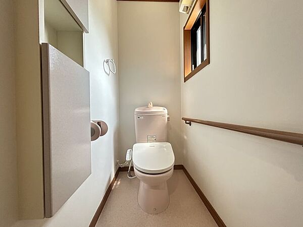 1・2階にトイレあり。階段を降りなくてもいいので、高齢者の方も便利です