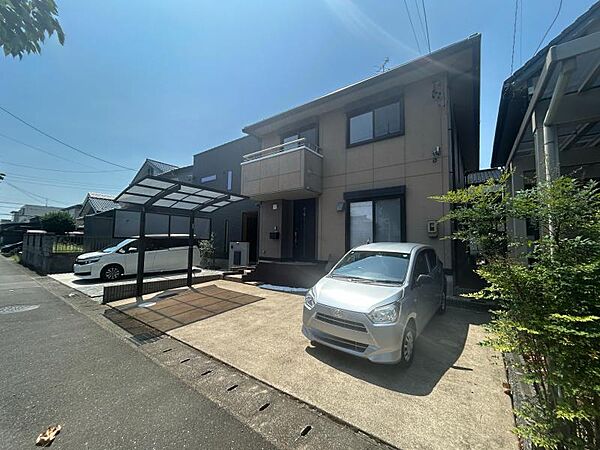 前面道路は広くお車の駐車や運転もスムーズ◎並列駐車のためお出かけ時もすぐに出発できます。